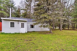 Exterior | Spacious Yard | Single-Story Home