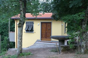 Gästehaus und Außensitzplatz