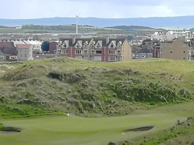 Penthouse Apartment Overlooking Royal Portrush - Walking Distance to Town. 