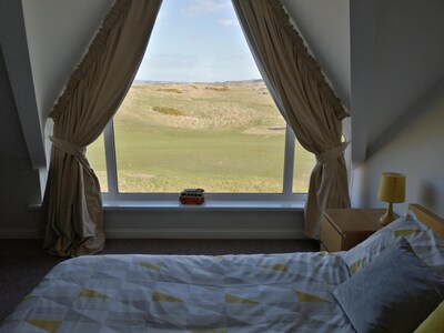 Penthouse Apartment Overlooking Royal Portrush - Walking Distance to Town. 