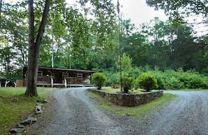 Six private acres with hiking trails, fire pit, spa and relaxation.