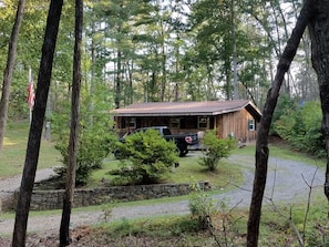 Grandma's Cabin in the woods. six private acres, hiking trails, hot tub fire pit