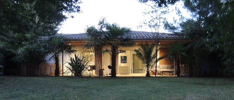 Vue de nuit sur la maison
