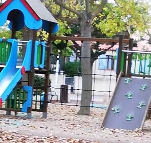 Aire de jeux avec barbecue et toilette gratuit à 2 minutes à pied. Et pétanque