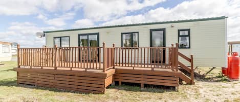 Large decking, perfect for families