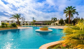 4 Amazing Swimming pools  