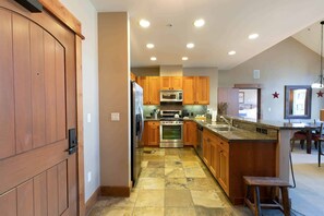 CAT_401-print-020-019-Kitchen-3345x2230-300dpi_1