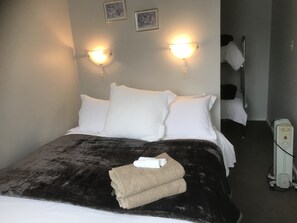 Layout of main bedroom