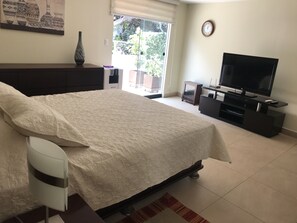 Bedroom. Confortable queen size beds
