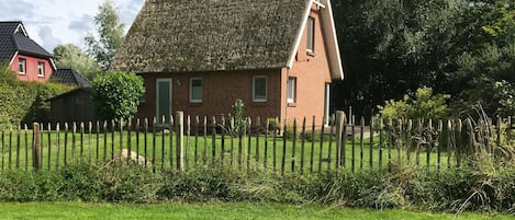 Das Ferienhaus, freistehend mit viel Grün rundherum