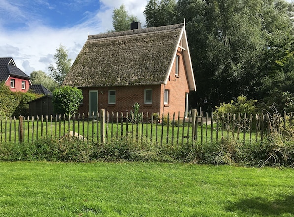 Das Ferienhaus, freistehend mit viel Grün rundherum