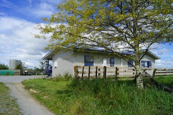 View towards the cottage from the driveway