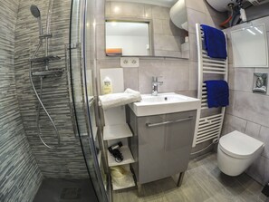 salle de bain serviettes comprises et gel douche
