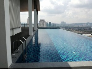 Infinity-pool