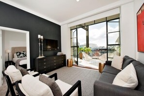 Beautifully furnished, sunny apartment with large covered deck