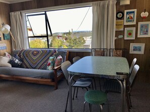 Lounge/Dining
