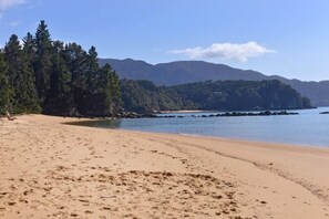 Private access to this beautiful Ngaio Beach