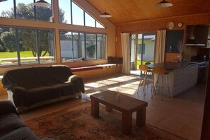 Sunny Lounge/Breakfast Bar