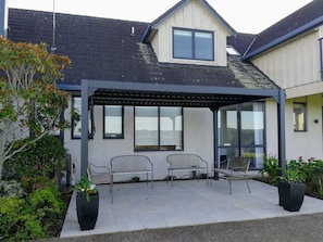 Patio to enjoy views of the sea