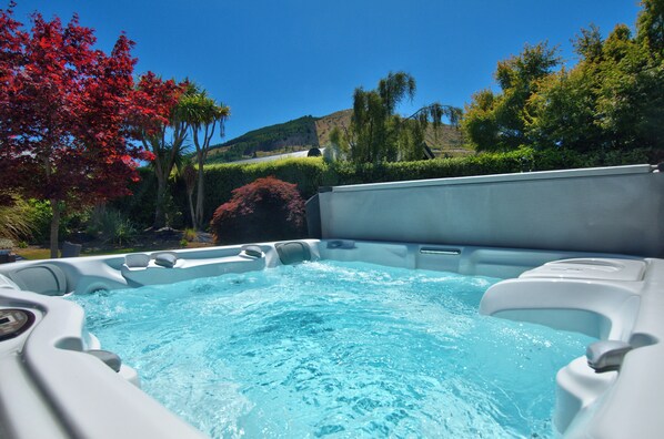 Great Spa & outdoor area (Summer)