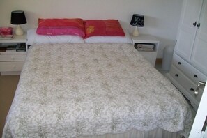 Guest bedroom with Queen bed