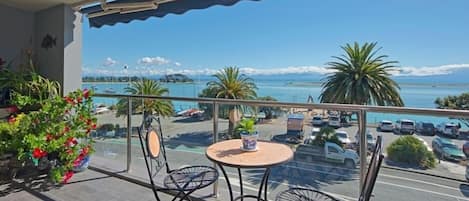 Waterfront Escape, Nelson Waterfront Holiday Home