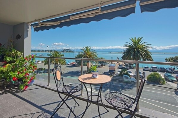 Waterfront Escape, Nelson Waterfront Holiday Home