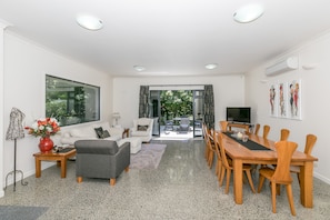 Open Plan Lounge, Dining, Patio
