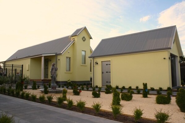 Maison du Soleil, Chistchurch