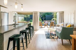 Lounge/Dining