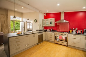 Large, modern and fully equipped kitchen, gas hobs with electric oven.