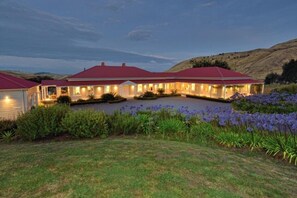 Cape South homestead at dusk