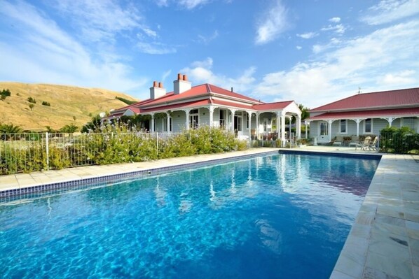 Cape South homestead & cottage from the pool