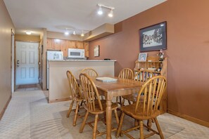Dining Room - Seats 6 