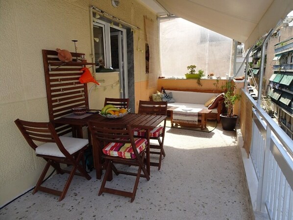 Enjoy some fresh air in our relaxing sofa
