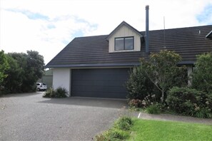 Ruru Exterior, parking in front of garage