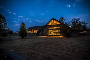 Lion lodge at dusk
