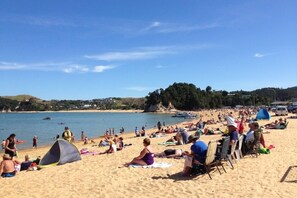 Kaiteriteri Beach, Little Kaiteri in background