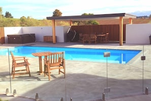 Swiiming pool, spa, BBQ area