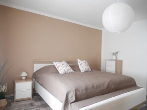 Schlafzimmer mit Doppelbett