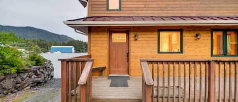 Ketchikan Vacation Rental | 1BR | 1BA | 700 Sq Ft | Stairs to Access