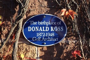 The cottage birthplace plaque of Donald Ross
