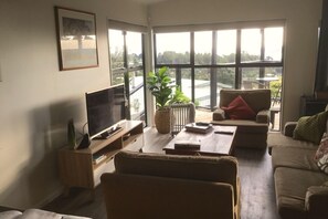 Big living andamp; TV area - free Wi-fi andamp; lots of seats