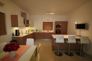 Fitted kitchen /dining with b'fast bar and LCD tv