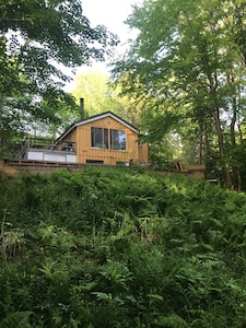 Charming secluded mountain house with creek view. 5 min from Hunter Mtn.