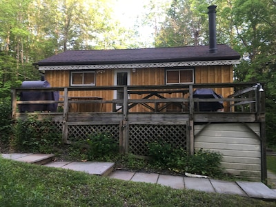 Charming secluded mountain house with creek view. 5 min from Hunter Mtn.