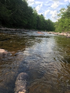 Charming secluded mountain house with creek view. 5 min from Hunter Mtn.