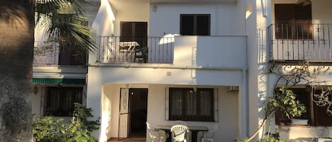 garden patio and bed 1 balcony