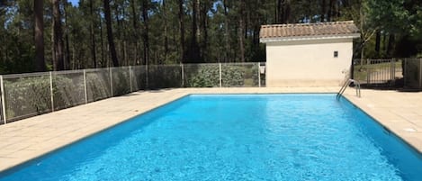 La piscine à 25 m de la maison , 12.5m x6 x1.6
