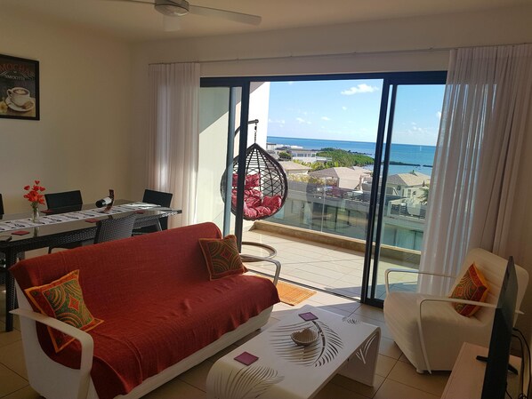 Living area with balcony and fabulous seaview